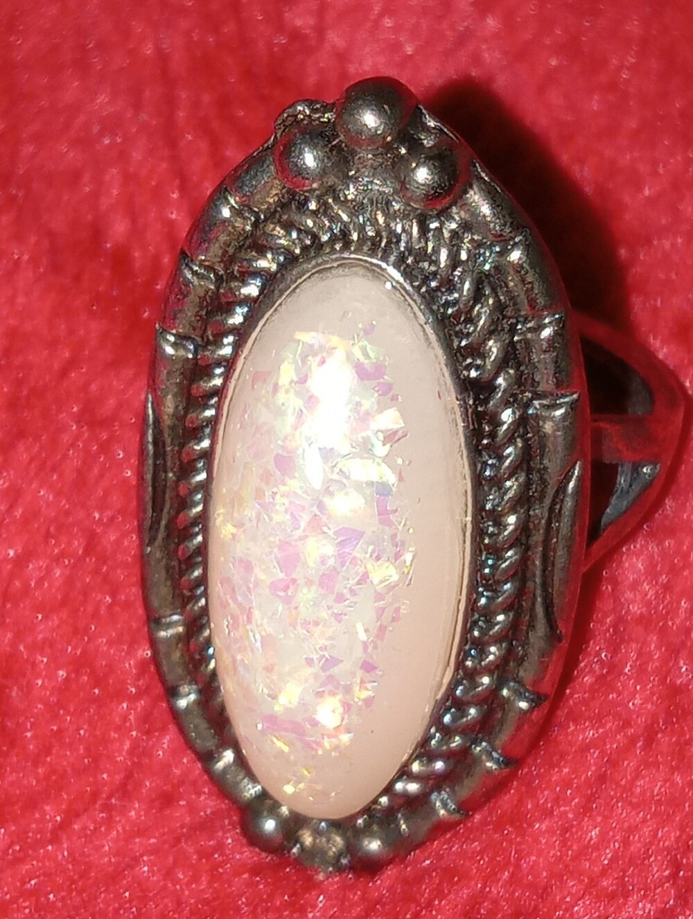 vintage oval-shaped costume ring sparkling white stone size 5